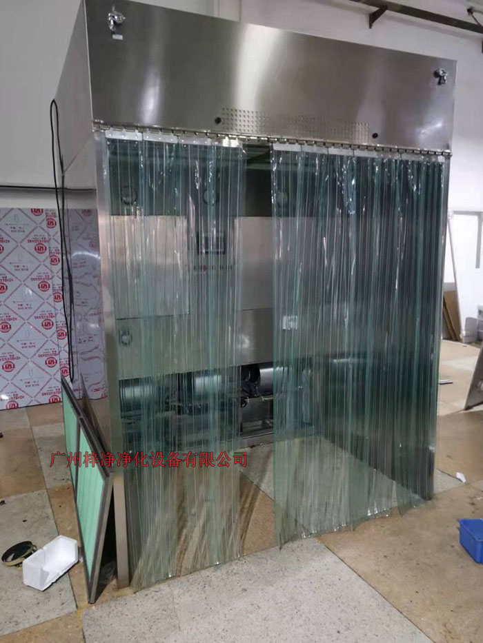 潔凈層流采樣車具體要求；從室內(nèi)空氣經(jīng)過初效過濾器，從高效空氣過濾器出風，配無隔板高效過濾器過濾效率為：99.99@0.3μm和G4級初效過濾器，確保凈化級別，靜態(tài)100級美聯(lián)邦209E標準；
