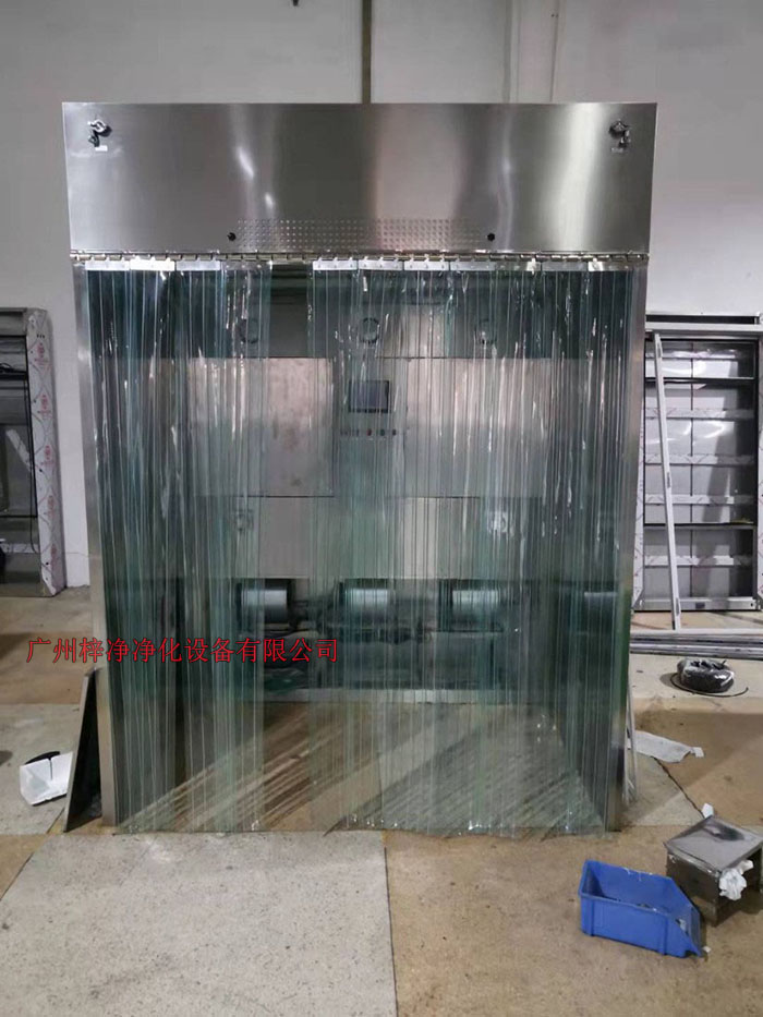 潔凈層流采樣車具體要求；從室內(nèi)空氣經(jīng)過初效過濾器，從高效空氣過濾器出風，配無隔板高效過濾器過濾效率為：99.99@0.3μm和G4級初效過濾器，確保凈化級別，靜態(tài)100級美聯(lián)邦209E標準；