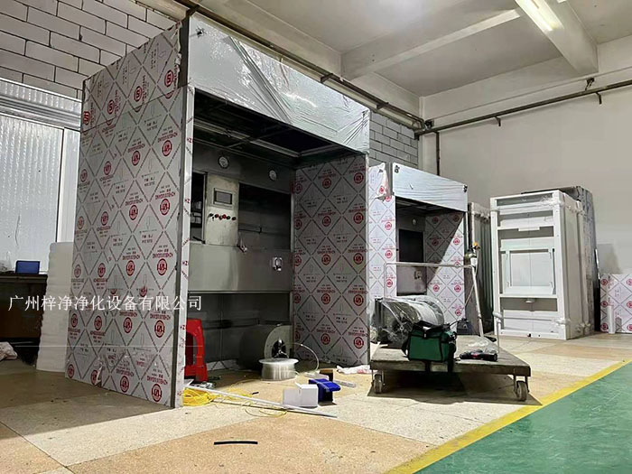 負(fù)壓稱量室在制藥行業(yè)中，潔凈室是確保藥品生產(chǎn)過(guò)程符合衛(wèi)生標(biāo)準(zhǔn)的重要設(shè)施。