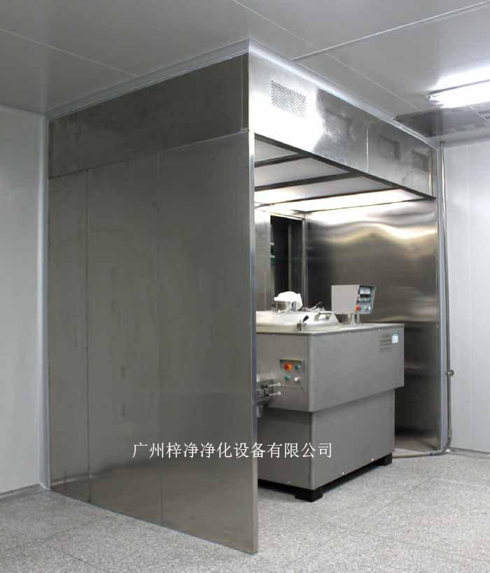 負(fù)壓稱量室由蜂鳴器、風(fēng)速傳感器、PAO注入口、DOP檢測(cè)口、中效壓差表、初效壓差表、高效壓差表、集中控制屏、防塵插座、回風(fēng)網(wǎng)孔板、排風(fēng)網(wǎng)孔、啟動(dòng)按鈕、急停、風(fēng)機(jī)箱、風(fēng)機(jī)、初效過(guò)濾器、液槽高效過(guò)濾器、照明燈具、均流膜、無(wú)隔板高效過(guò)濾器幾大部件組成的。